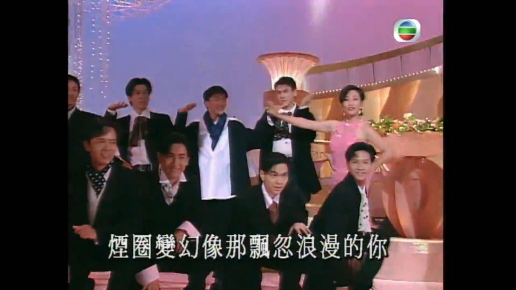 要数到汪明荃最经典的唱歌表演，一定是1994年在TVB台庆表演《迷人Pink Lady》和《热咖啡》。