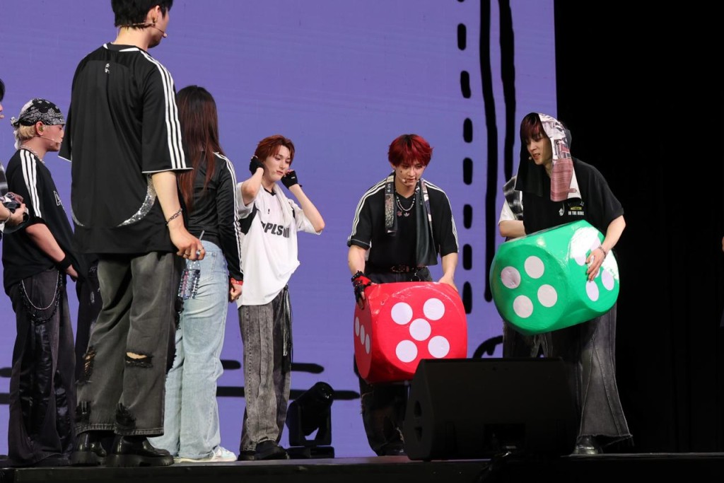 XODIAC在见面会上玩游戏。 XODIAC在见面会上玩游戏。