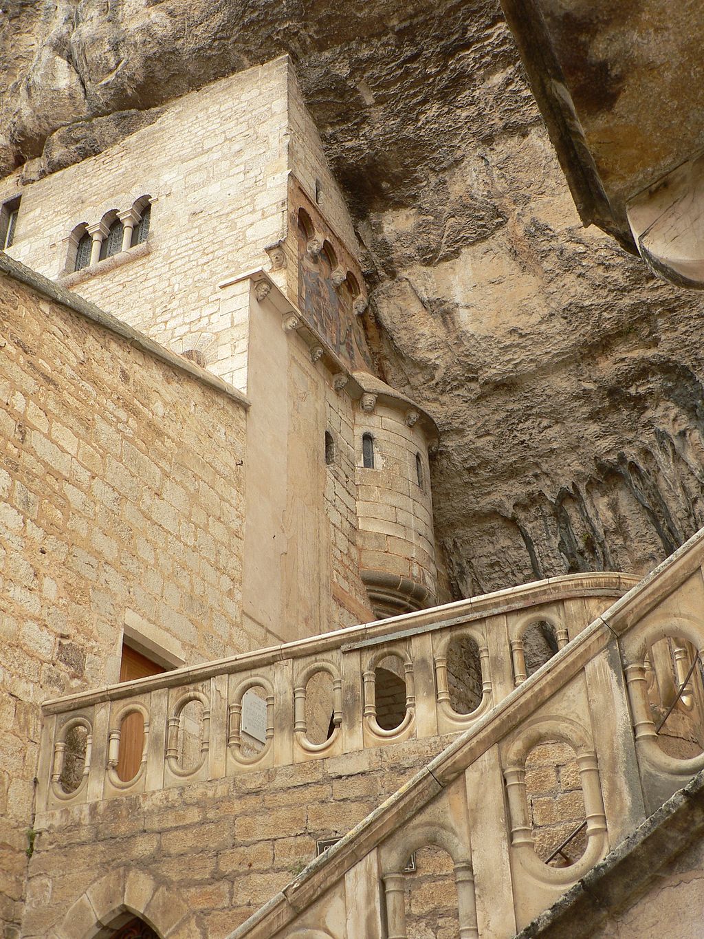 中世纪小镇罗卡马杜尔（Rocamadour）。 Wikimedia Commons