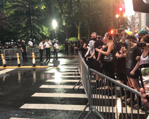 示威者和露宿者近日佔領市政廳公園。AP