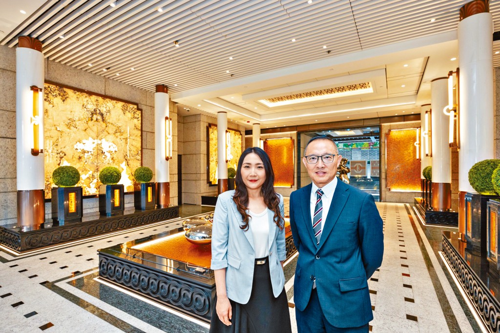 长实陈咏慈（左）表示，近期接获不少高端买家有意认购超过1伙的查询。右为郭子威。