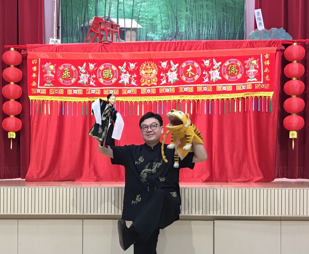 舞台表演包括非遺木偶戲。