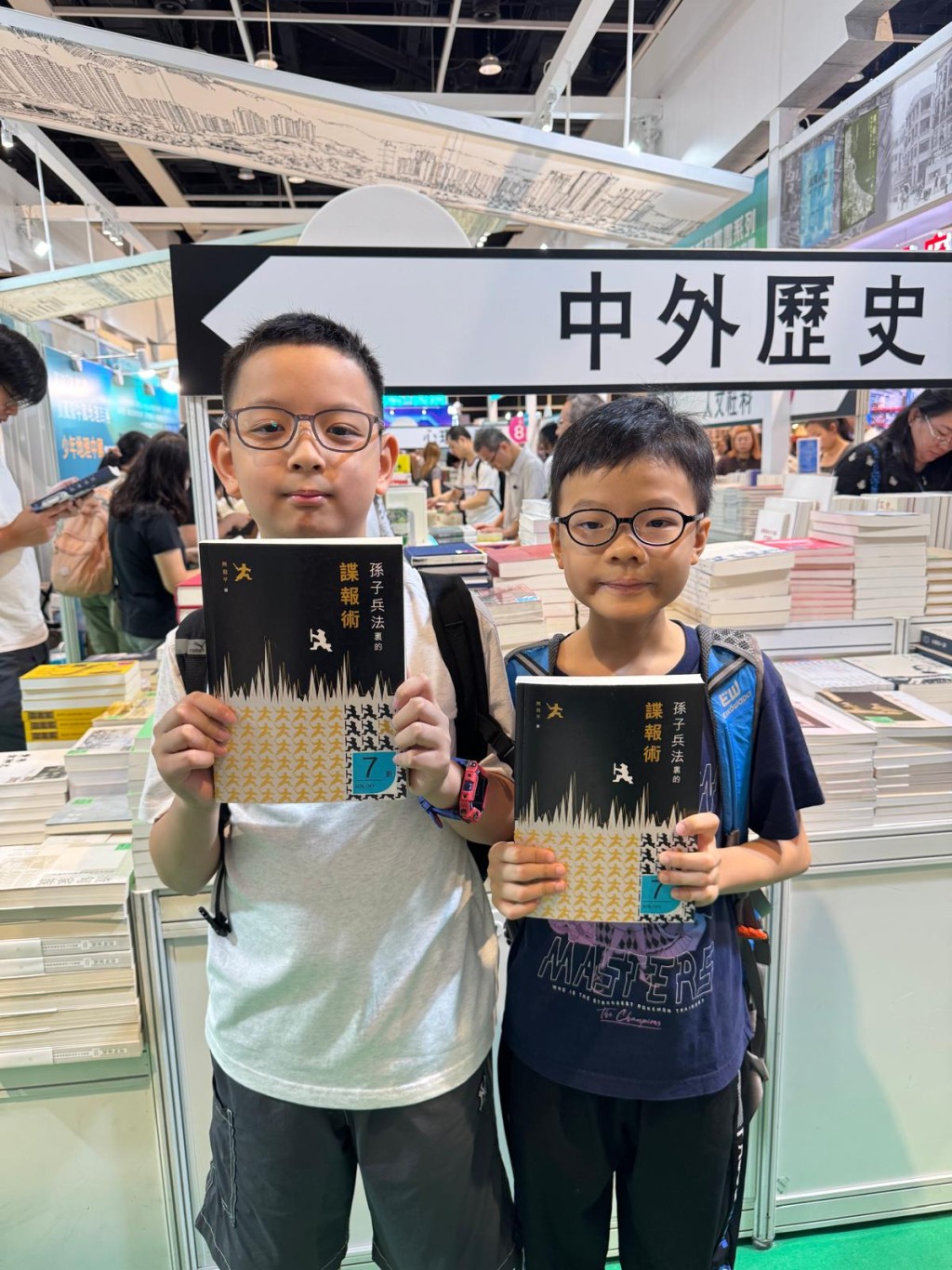 馬頭涌官立小學(紅磡灣)準小六生張加霖(左)與林鈺坤(右):一原因想買《孫子兵法》(圖片來源:《親子王》) 馬頭涌官立小學(紅磡灣)準小六生張加霖(左)與林鈺坤(右):一原因想買《孫子兵法》(圖片來源:《親子王》)