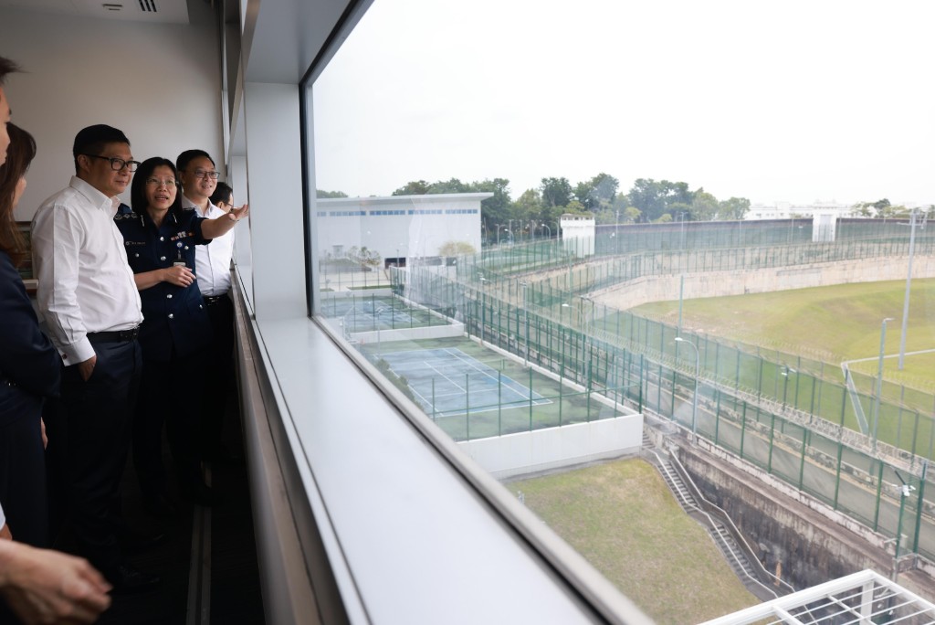鄧炳強（左）參觀樟宜監獄中心。政府新聞處