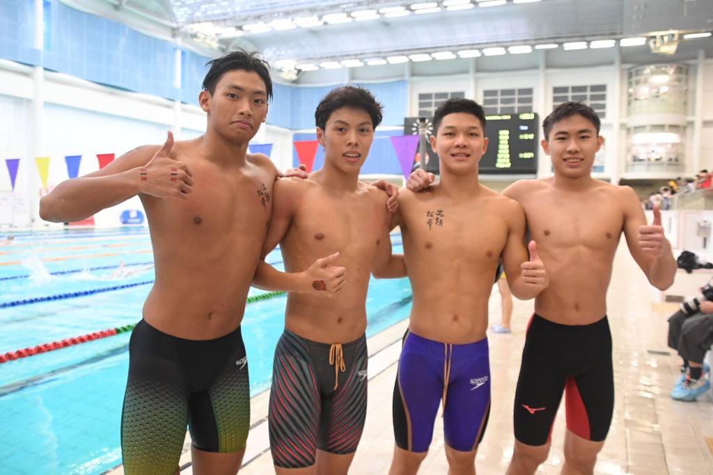 (左起)許証皓、盧梓霖、盧不凡、張智傑，4位泳手打破學界甲組4x50米混合泳接力紀錄。 本報記者攝