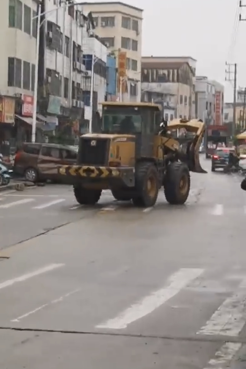工程车如入无人之境在大街上乱撞。