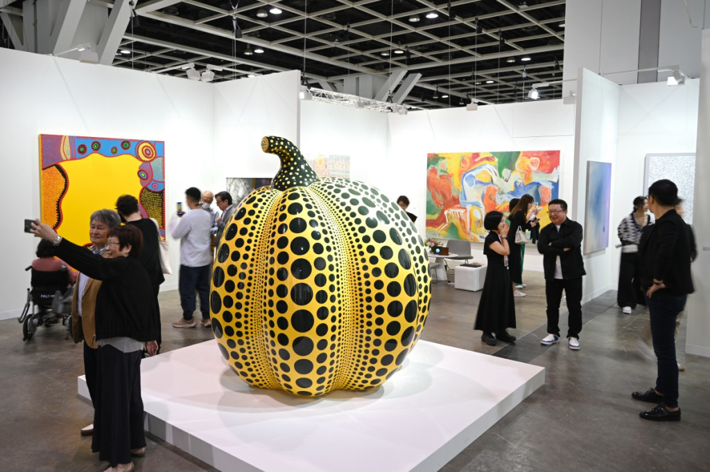 《Art Basel香港2023》現場便擺放了草間彌生標誌性的大南瓜雕塑品及多幅畫作