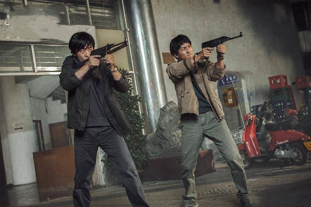 周向陽的武裝犯罪集團持有重火力，多次與警方駁火。示意圖