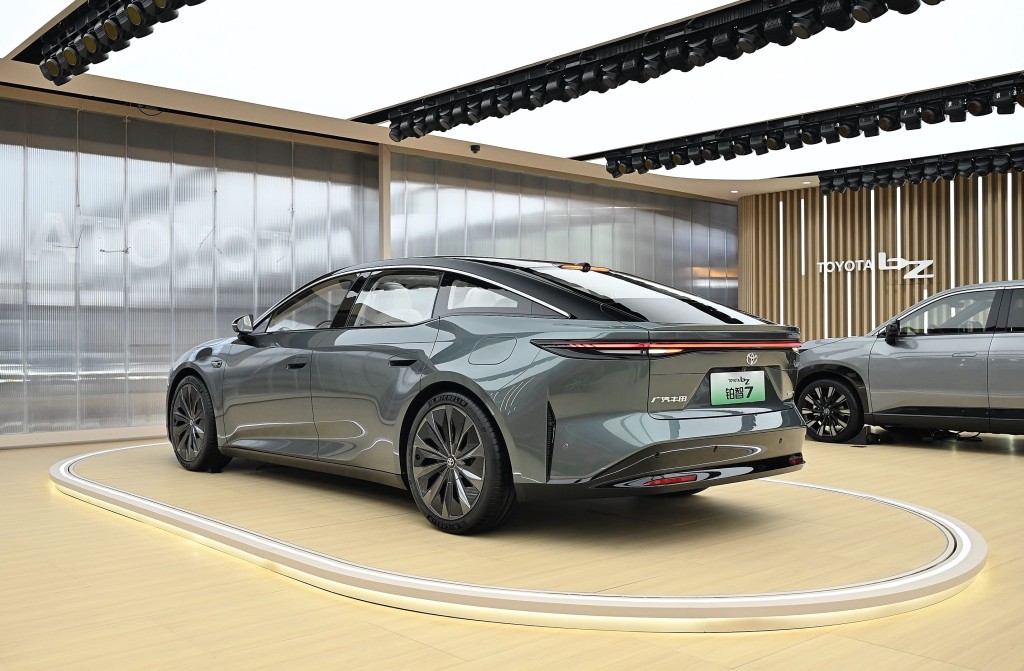 全新第八代凌志Lexus ES上海車展發表:bZ7由日本豐田與廣汽集團攜手研發,內地市場稱為「鉑智7」。