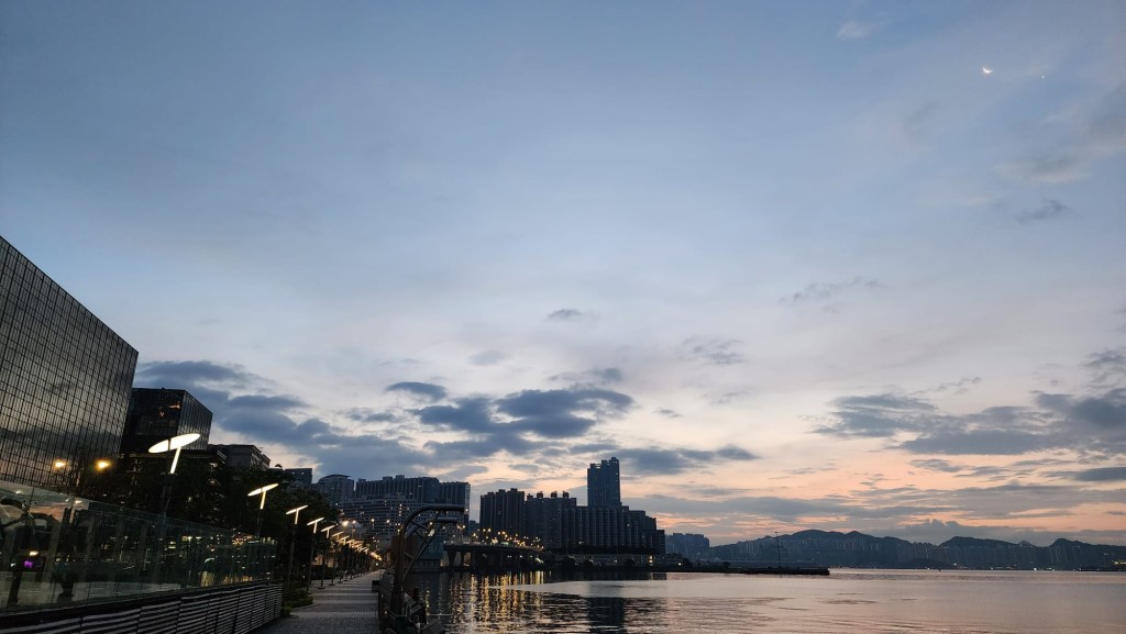 本港地區今日大致多雲，有幾陣驟雨。黎志偉攝
