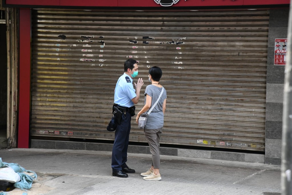 警方談判專家到場協助游說。