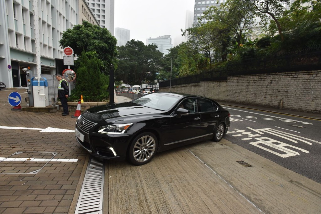 鄭若驊三次皆沒有停車回應記者提問。