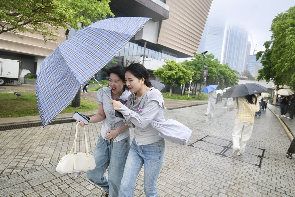 周二大致多雲，有幾陣驟雨及狂風雷暴。稍後驟雨較多。