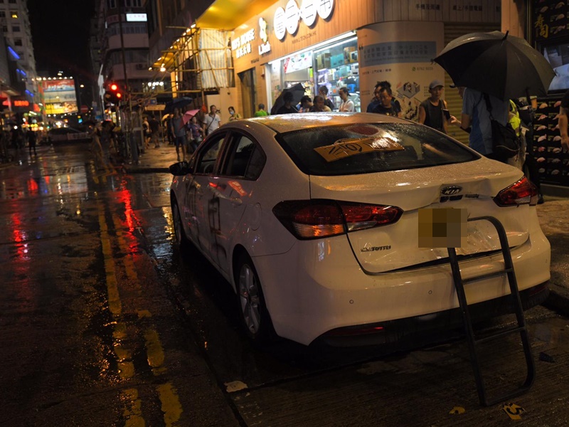 旺角有疑似便衣警車遭破壞。