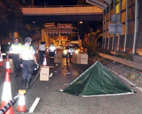 今早死者親友返回出事現場路祭。資料圖片