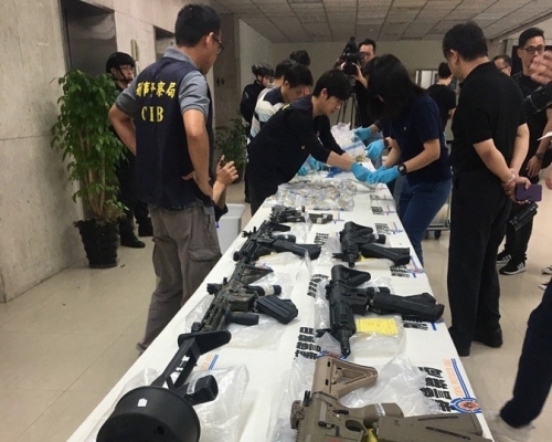 自稱「M總」的走私槍械集團主腦,近期遭台灣警方拘捕,並搜獲大批槍械,客戶不乏中港人士。受訪者提供