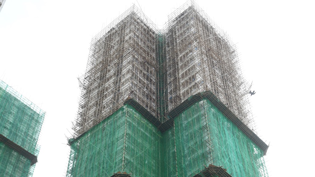 大埔宏福苑五級火︱有棚網樣本分半鐘才熄滅 安基苑今拆棚網 居民憂增維修費 