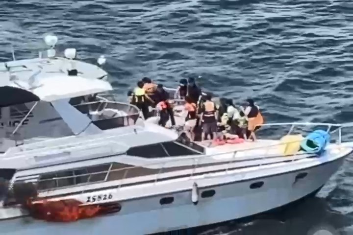 水警將水警輪駛近遊艇,將船上的人逐一救走。 水警將水警輪駛近遊艇,將船上的人逐一救走。