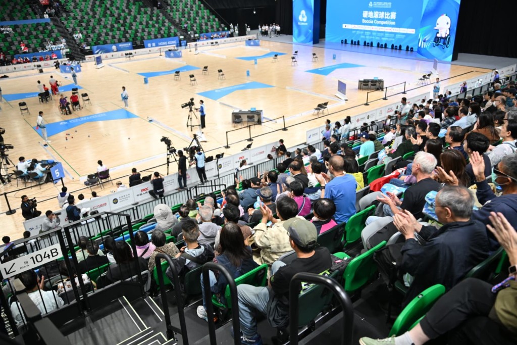 大批觀眾支持港將梁育榮。廖偉業攝