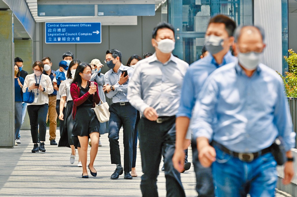 議員倡議為公務員團隊設立賞罰機制，訂定「關鍵績效指標KPI」。