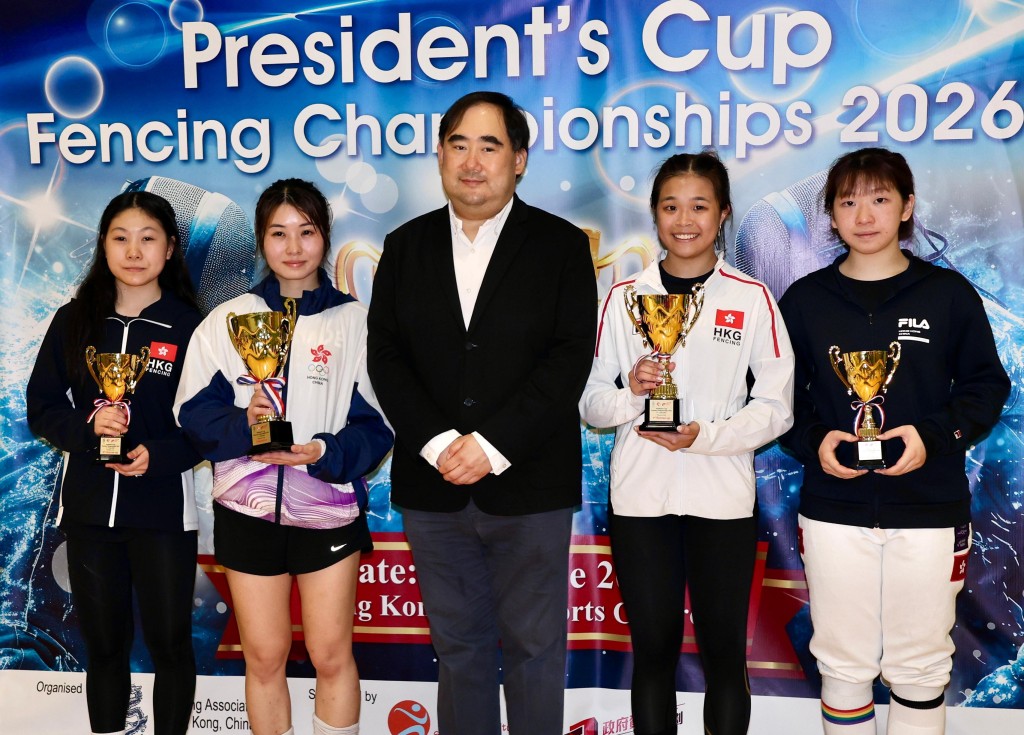 女花三甲：冠军郑晓为（左二）、亚军黄纯一（右二）、季军染殷侨（左）及黄诺颐（右一）。徐嘉华摄
