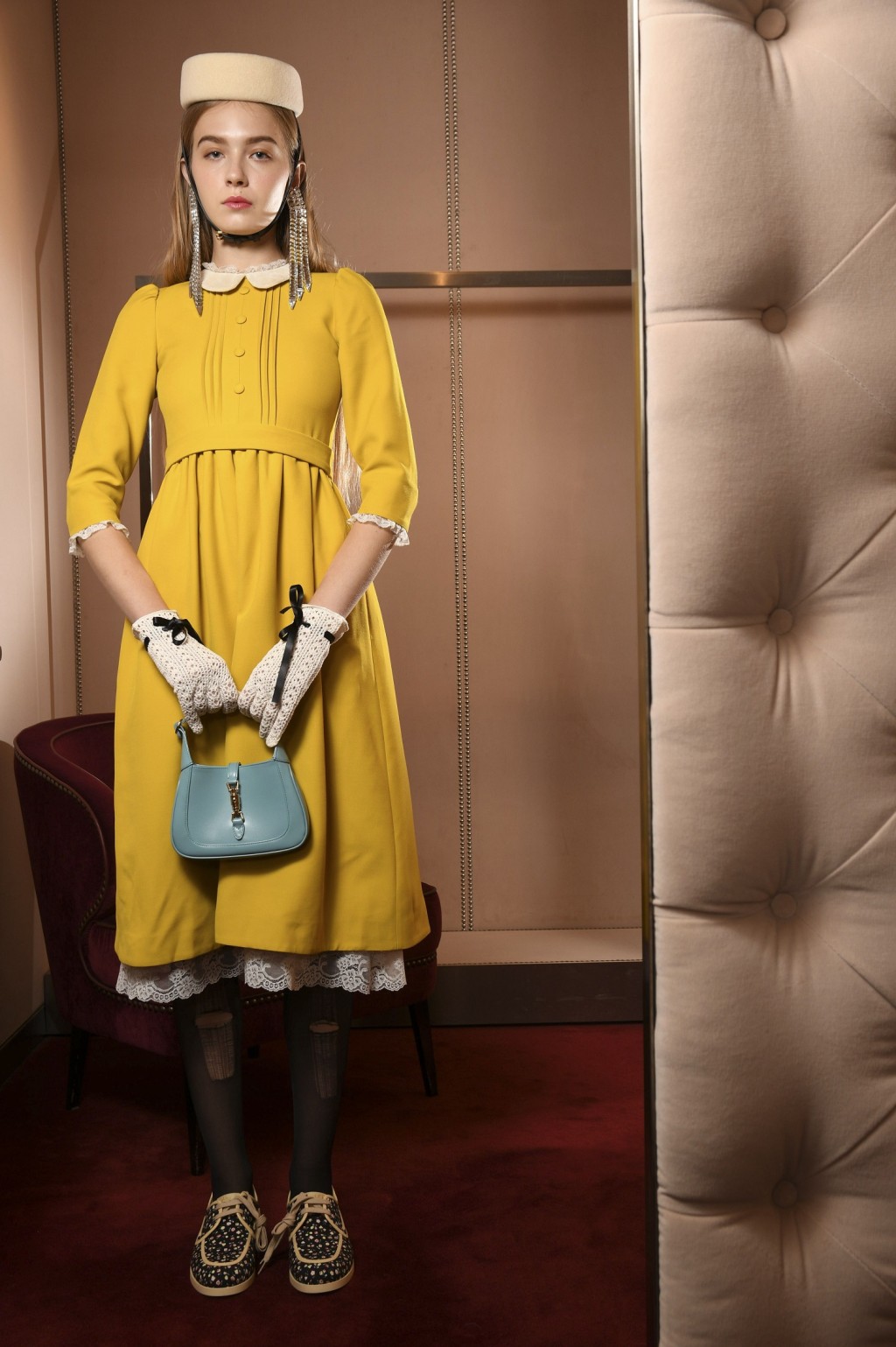 檸檬黃色綴喱士Trimming Midi Dress/$31,900、象牙色帽子/$4,850及通花手套/$2,950、多色碎花鞋/$5,900、水晶長耳環/$8,750、粉藍色迷你版Jackie 1961/$13,800。