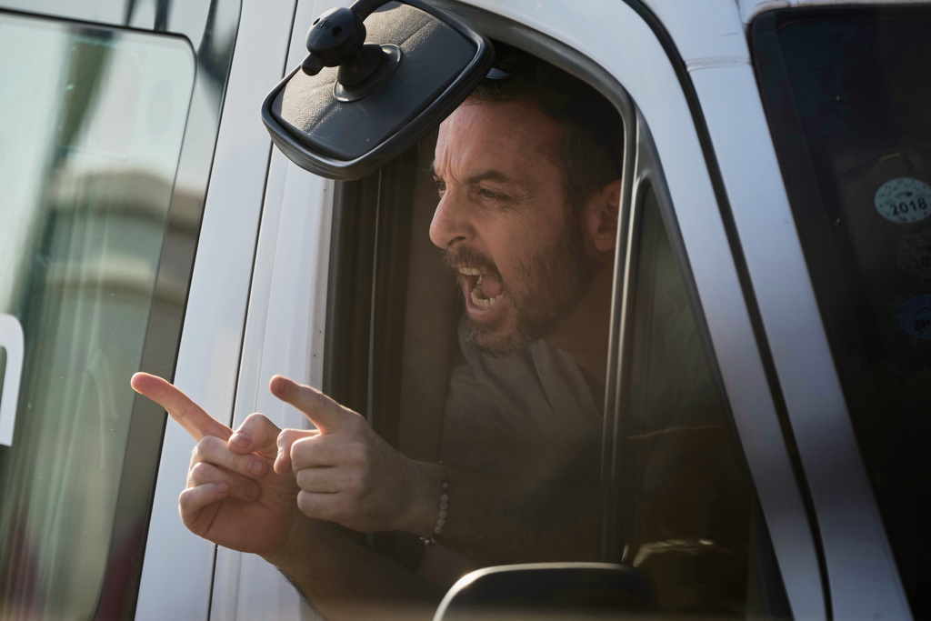 获释人质向民众致意。美联社 获释人质向民众致意。美联社