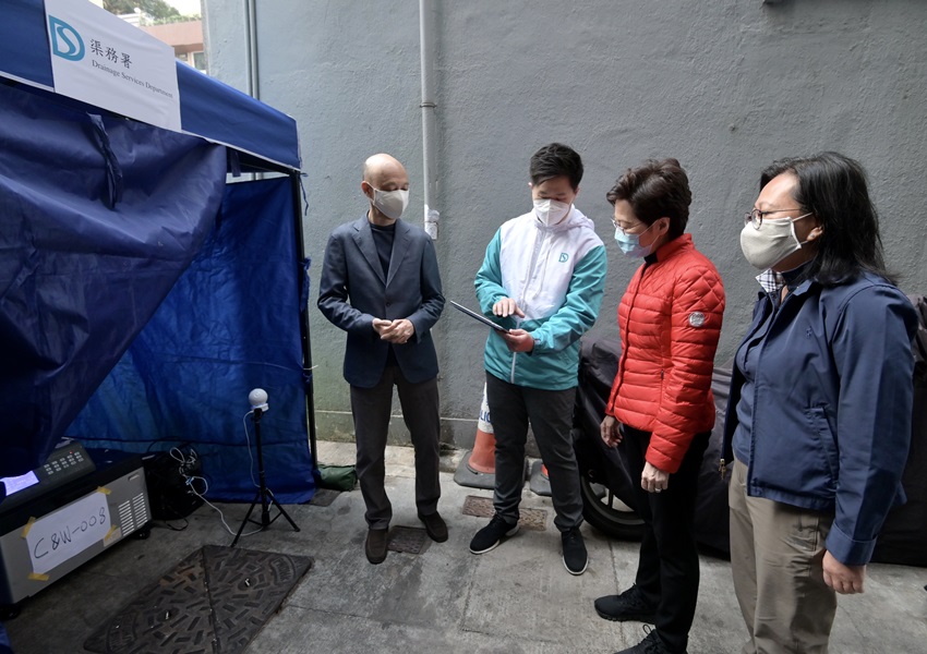林鄭月娥等人到西灣視察抽取污水檢測情況。政府新聞處圖片