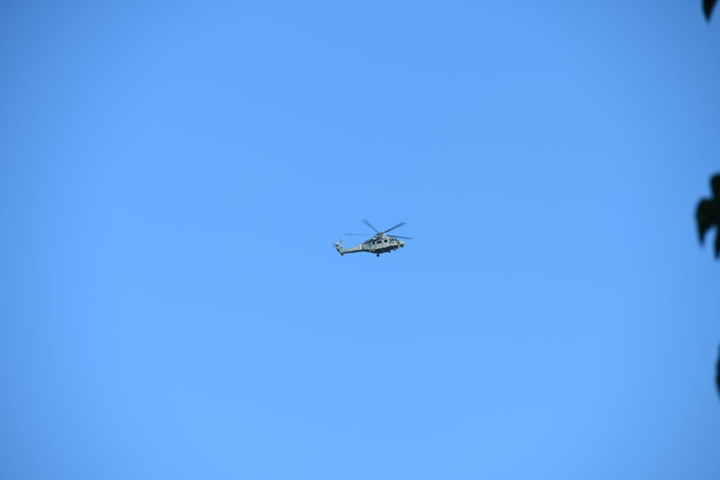狮子山山头上有直升机在盘旋。黎志伟摄