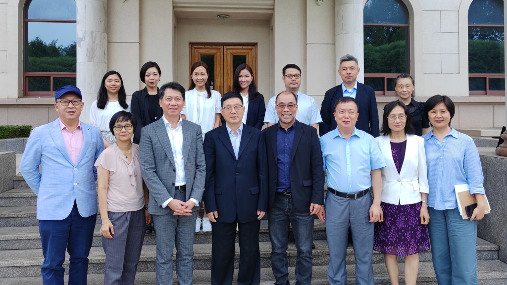 港台代表團與廣電總局港澳台辦主任閻成勝（前排左四）及中國廣播電視香港記者站站長瞿家茂（前排右三）合照。港台提供 