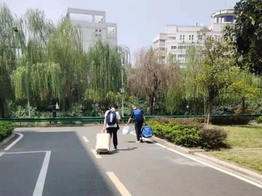 被劝退学的胡同学离开校园。微博网图