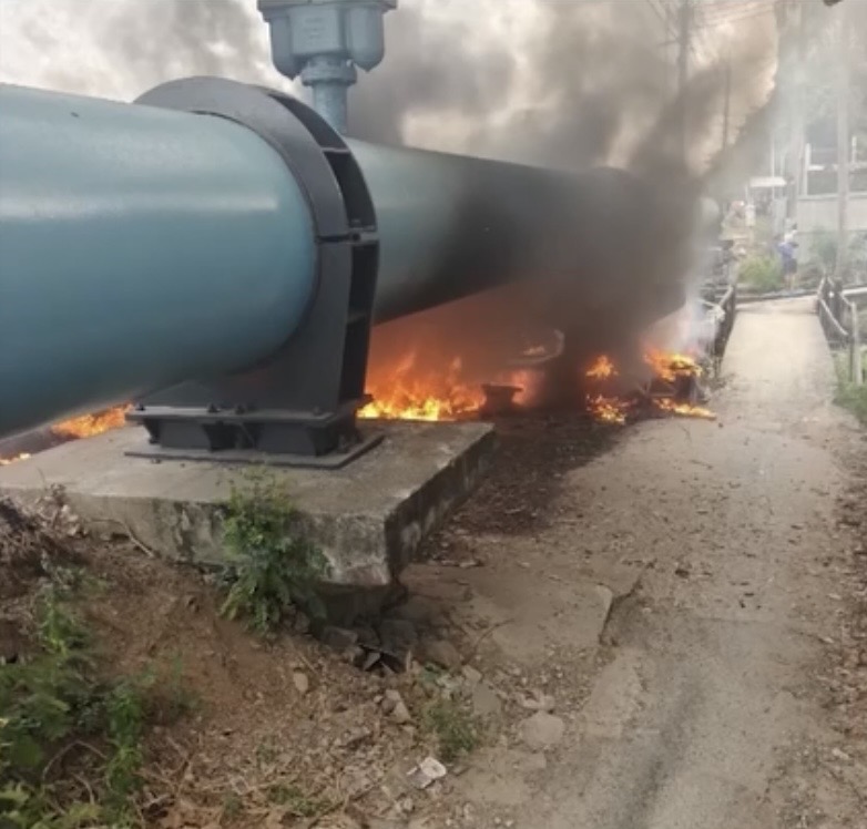 火势波及附近水管设施。 Facebook/สุนทร แย้มพราย