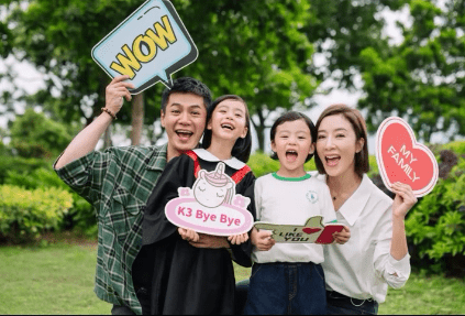 一家四口手持「K3 Bye Bye」等拍照道具歡樂合影。