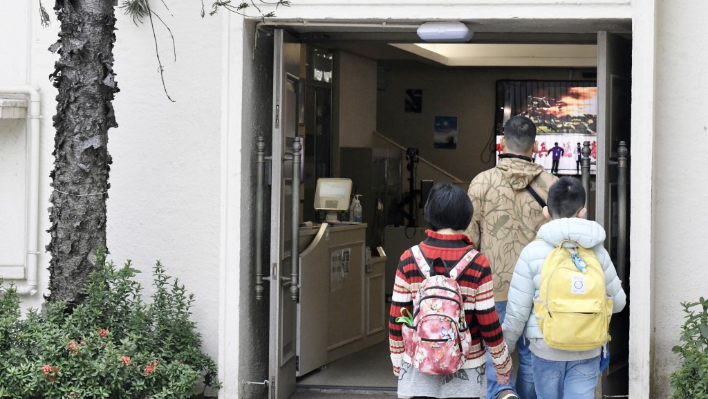 家長如欲為子女申請官立、資助、按位津貼中學及參加派位的直資中學的自行分配學位，必須在2026年1月2日至16日向有關中學遞交申請。資料圖片