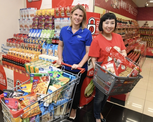 Danni(左)和 Fann(右)表示去年推出「日日有低價」企劃,惠及市民大眾,部分產品的銷量也有六成的升幅,促使他們決定繼續回饋社會。