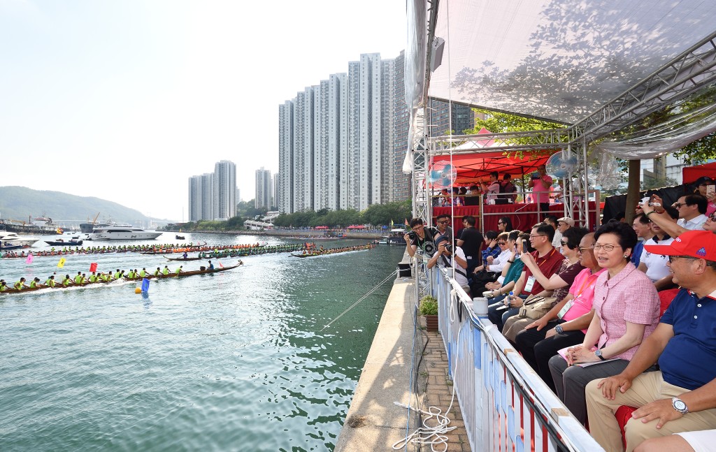 林鄭月娥(右二)下午到荃灣海濱長廊觀看龍舟賽。政府新聞處圖片