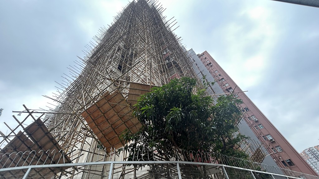 紅磡萬高花園大廈正在維修中。蔡楚輝攝