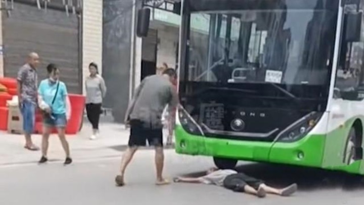 紹興一名男子疑企圖碰瓷遭拖走,引發熱烈討論。網上影片截圖