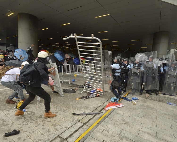 前年六一二集會立會外爆發大規模衝突。資料圖片
