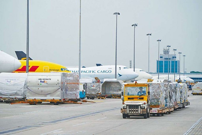 機管局表示，截至本月5日，各機場公司共發出約2000份聘書，約450名輸入勞工抵港。 資料圖片