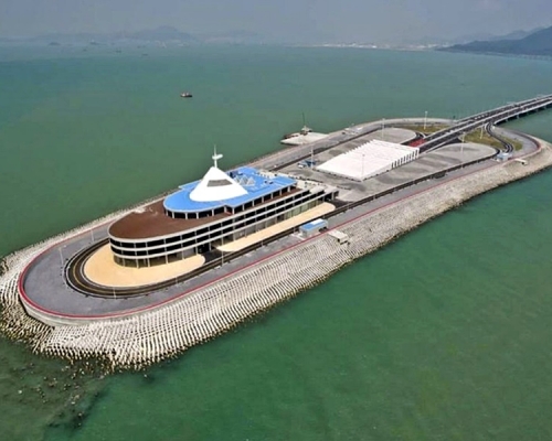 港珠澳大橋東人工島擬開展旅遊開發,本月25日啟動全球公開招標。資料圖片