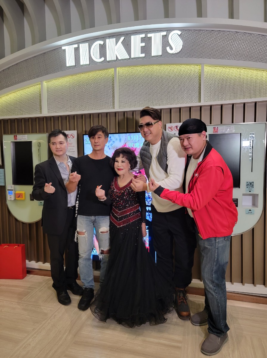 98年落選亞視港男「震波黎明」陳錫文（左二）到南昌出席其主演電影《極闘11～零下八度》首映禮。