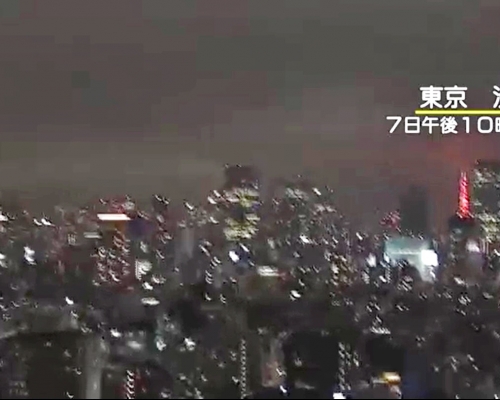日本東京建築物猛烈搖晃。NHK截圖