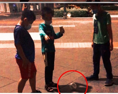 3名男童將一隻倉鼠放在一個波內，互相踢來踢去。手足煲底見Rex Catalan FB