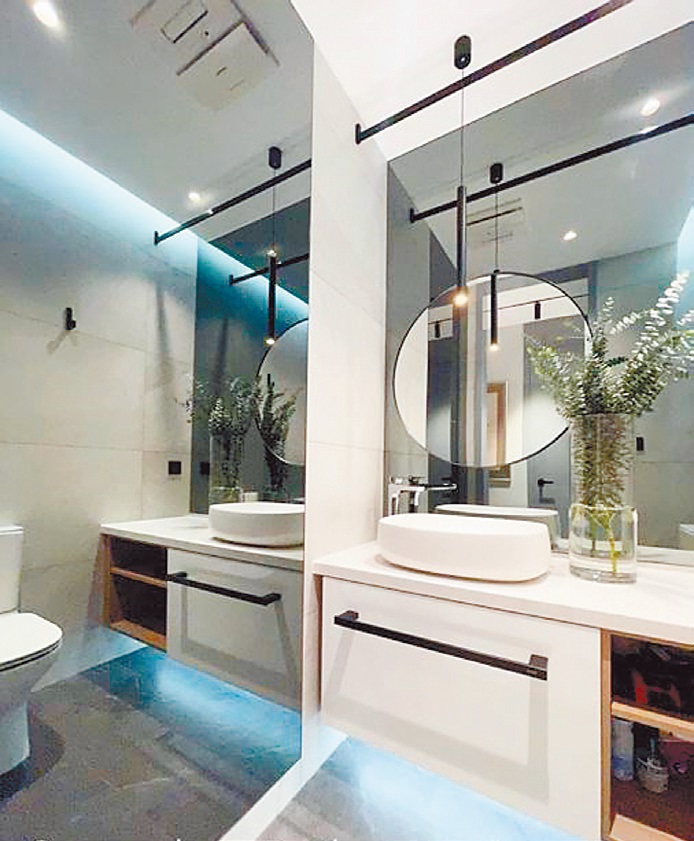 浴室內設多面玻璃鏡，有助增強空間感，更方便住客整理儀容。