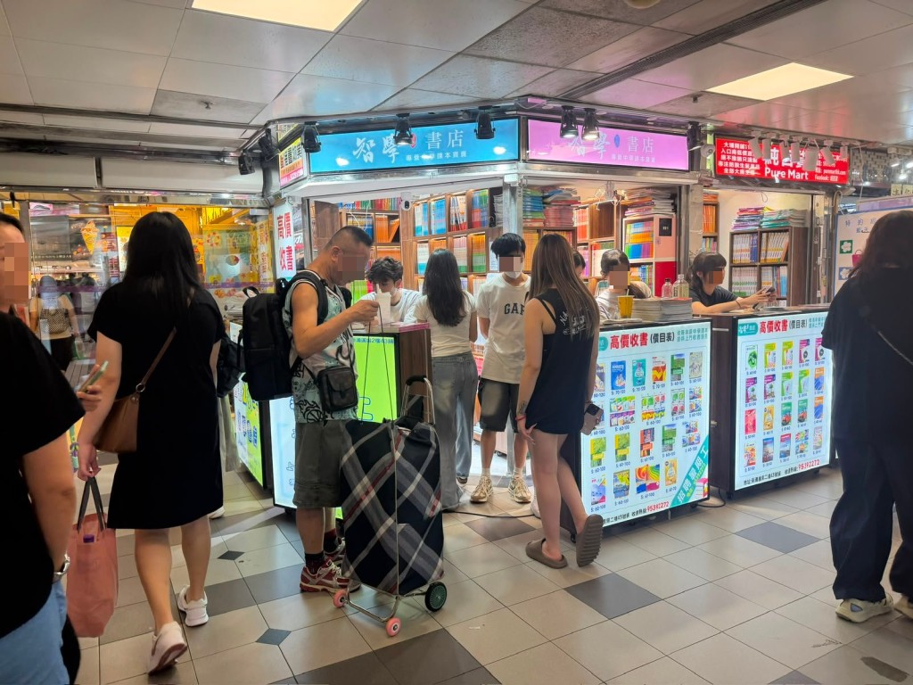 2樓靠近新都會廣場天橋的二手書店,大部分員工都是學生哥。 2樓靠近新都會廣場天橋的二手書店,大部分員工都是學生哥。