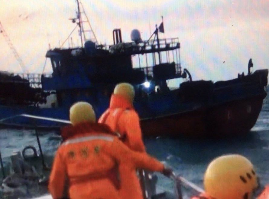 台海巡隊人員查獲1艘大陸籍漁船越界捕魚。網圖