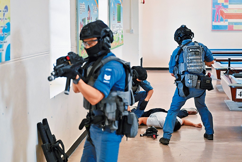 勵進教育中心昨聯同警方進行反恐演習。