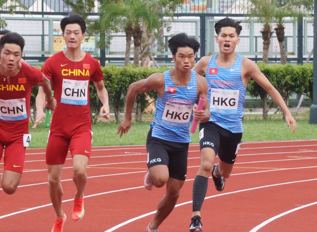 梁靖恆（右後）跑完200米決賽後，再跟隊友出戰4x100米接力賽，同樣奪銅。徐嘉華攝