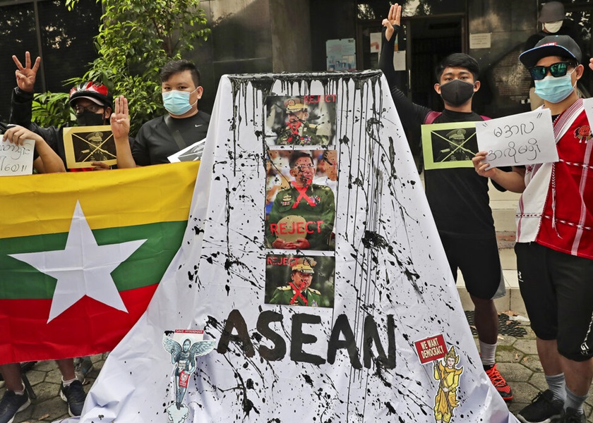 有示威者在耶加達進行抗議，聲援緬甸反政變示威。AP圖